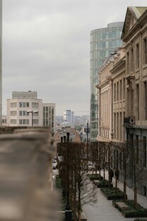 城市雨中街道建筑景观