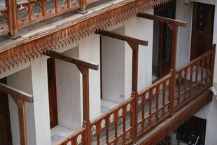 中式传统建筑木质阳台