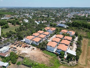 俯瞰城郊住宅区景观