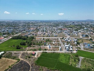 俯瞰城郊田园与城镇风光
