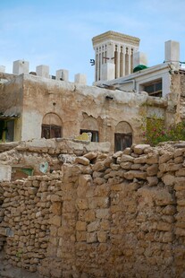 古老石墙旁的历史建筑