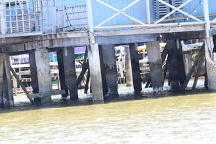 码头边的金属结构设施