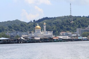 河畔金顶清真寺风景