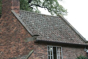 红砖小屋的古朴屋顶