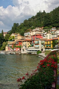 湖畔彩色小镇美景