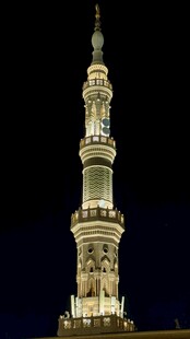 夜晚中的精美伊斯兰宣礼塔