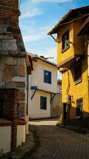 古朴小巷中的多彩 居