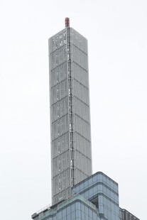 高耸入云的现代摩天大楼