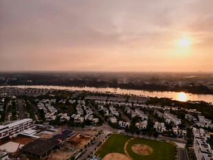城市黄昏河畔美丽天际线