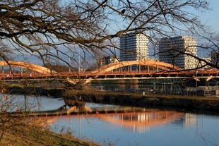 河畔桥梁与城市建筑倒影