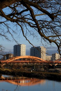 河畔桥梁与城市建筑景观