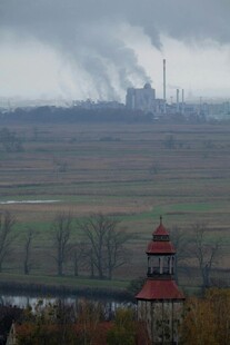 远观工厂与塔楼景观