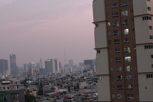 城市高楼间的黄昏景致