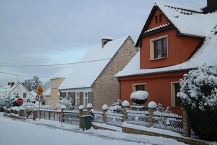 冬日雪覆的温馨 居