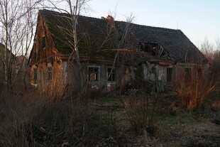 荒废破旧的乡间老旧房屋