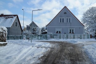 冬日雪景中的宁静乡村小屋