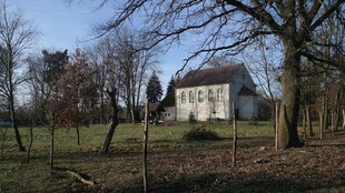 乡村田野中的独栋房屋