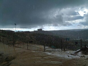 暴风雨前的 沉户外景象