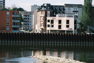 河畔多彩建筑景观