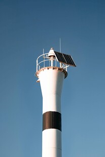 高耸灯塔 蓝天背景下的守望者