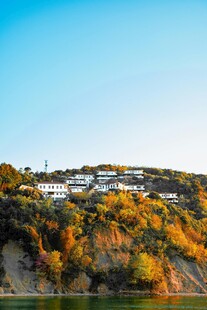 秋日山坡上的多彩景致