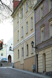  洲小镇街道旁的多彩建筑