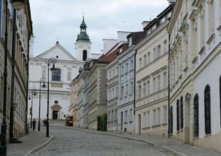  洲小镇静谧街道景象