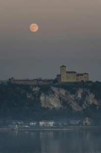 月夜下的城堡与静谧湖水
