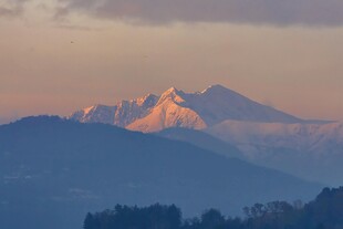 夕阳下的壮丽雪山景观
