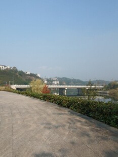 城郊河畔步道风景