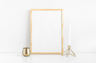 简约相框与摆件装饰组合