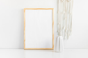 简约木质画框与装饰摆件