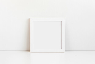 白色空相框靠墙摆放