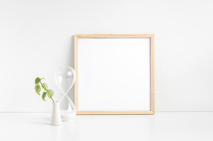 简约木相框旁的清新绿植