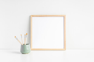 空白画框与画笔装饰摆件