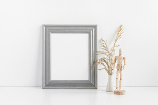 简约相框与装饰摆件组合