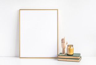 简约相框与摆件装饰组合