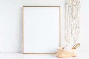 金色画框与摆件静物展示