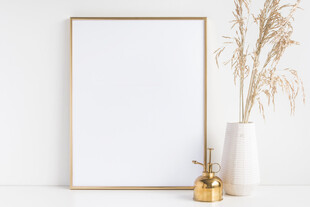金色画框与简约装饰摆件