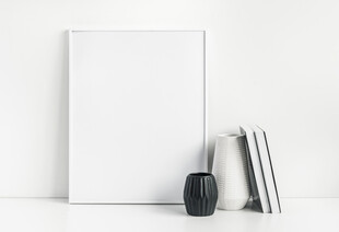 空白画框与简约摆件