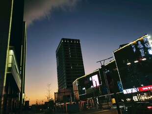 城市夜幕下的繁华街景