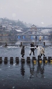 冬日河畔行人踏桩过桥