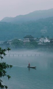 雾中泛舟山水间