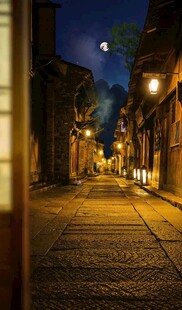 静谧古巷月夜街景