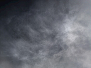 阴沉天空中的厚重云层