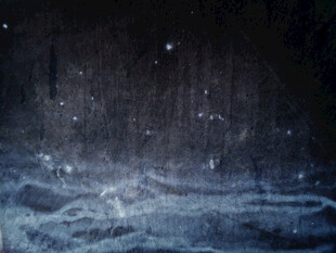 夜海星空下的汹涌波涛