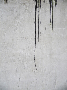 墙面黑色污渍流淌痕迹