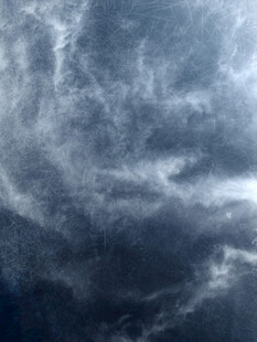 天空中翻滚的厚重云层