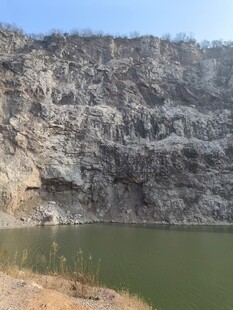 废弃矿坑中的碧绿湖水