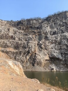 山间碧水旁的嶙峋岩壁